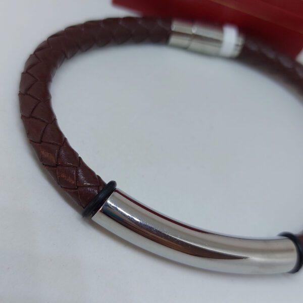 Pulsera Ecocuero Trenzado Marron Chapa Tubular Cierre Iman Acero L21