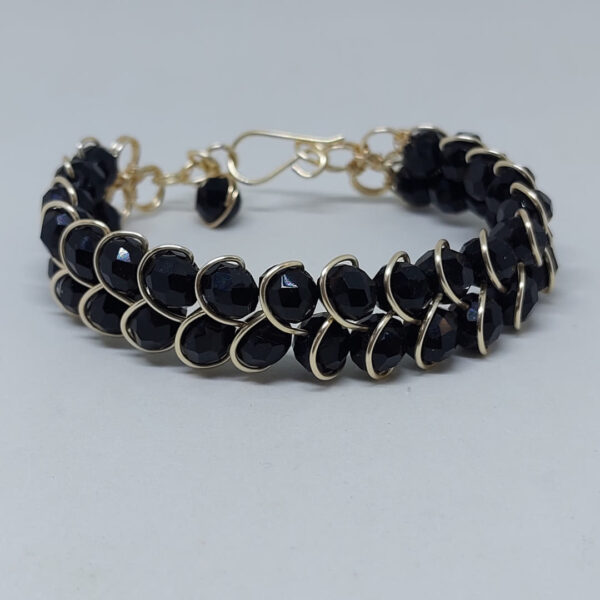 Pulsera Alambrismo Draco Dorada y Cristales Negro Artesanal Bijou