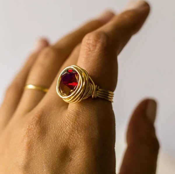 Anillo Nro15 Alambrismo Dorado Cristales Rojo Tornasol Nido Artesanal Bijou